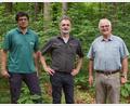 Bild: mmj
Leitender Forstdirektor Stefan Bösl (rechts) mit Forstamtsrat Rudolf Stadler inmitten dessen Revier beim Wildpark nahe Lindau. Als Nachfolger tritt Florian Stadler (links) am 1. Juli in die Fußstapfen seines Vaters.