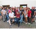 Bild: jzk
Ein Herz für die Flutopfer im Ahrtal bewiesen Müllermeisterin Petra Schuster (rechts sitzend) und die zahlreichen Helferinnen und Helfer beim Mühlentag, als sie Holger Pühl (links sitzend) eine Geldspende überreichten.