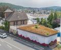 Bild: Thilo Hierstetter
Christo und Jeanne-Claude waren beim Aladdin zwar nicht tätig, aber für die Verhüllung mit Sulzbach-Rosenberger Stadt-Szenen, sorgten Bauhof und Stadtgärtnerei. Damit wird ein unattraktiver Leerstand zumindest etwas aufgehübscht, bis eine Entscheidung für ein neues Gestaltungskonzept gefallen ist.