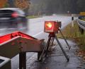 Symbolbild: David-Wolfgang Ebener/dpa
Ein mobiles Blitzgerät fotografiert an einer Bundesstraße.