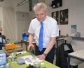 Bild: as
Matthias Weiser unterrichtet Physik normalerweise nicht mit Schlips, wie er betont. Im Vorbereitungsraum steht er an einem Tisch mit einem Magnet in der Hand. Über die Schulter schauen ihm dabei Galileo Galilei und Isaac Newton.