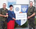 Bild: e
Spendenübergabe in der Schweppermannkaserne (von links): Presseoffizier Hauptmann Sandro Gärtner, Heike Fuchs vom Bundeswehr-Sozialwerk und Kommandeur Oberstleutnant Martin Hillebrand.