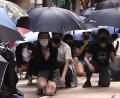Bild: Liau Chung-Ren
immer wieder kommt es in Hongkong zu Protesten wie hier bei einem "Lunch Hour Flashmob". Die Teilnehmer blockieren knieend eine der Hauptstraßen im Stadtteil Central.