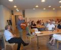 Bild: fz
Direktor Manfred Strigl (links) und die Besucher sind begeistert vom singenden Jörg aus Altona.
