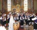 Bild: ga
Pater Emmanuel begleitete die Blaskapelle Auerbachtal beim Festgottesdienst auf Bongo-Trommeln.