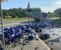Bild: --/Polizeiinspektion Kulmbach/dpa
Bierkisten liegen nach einem Unfall an der Fahrbahn.