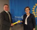 Bild: R. Frauendorfer/exb
Staffelstabübergabe beim Rotary Club Oberviechtach: Gerhard Hartfeld übergibt das Präsidentenamt an Emilia Müller.