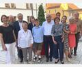 Bild: Völkl
Dr. Josef Pürner (Mitte) feiert mit der Familie und Freunden seinen 80.Geburtstag. Im Bild von links Tochter Katrin Duschner, Schwiegersohn Erich, Bürgermeister Frank Zeitler, Ida Sobiegalla, die Enkelkinder Antonia und Sebastian, Ehefrau Traudl, Sohn Tobias Pürner und Schwiegertochter Barbara sowie Maria und Walter Elberskirch.