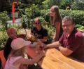Bild: Andrea Kostka/exb
Trotz der Hitze kehren Gäste ins Garten-Café ein und erfrischen sich im Schatten der Sonnenschirme mit spritzigen Limonaden.