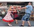 Bild: Kunz
Genau so soll es beim Rockabilly-Abend abgehen. Die Gruppa Vespa Rio Nero lädt zu einem zweitägigen "Rockin Vespival" auf dem Schwarzenbacher Dorfplatz ein