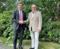 Bild: Lions Club Marktredwitz/exb
Dr. Oliver Schott (rechts) übernahm das Präsidentenamt von Dr. Christian Roßner.