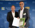 Bild: Bayerisches Staatsministerium
Staatsminister Thomas Glauber überreichte die Urkunde an Bürgermeister Peter Achatzi (rechts).