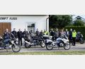 Bild: lst/exb
Die „Motorradfreunde Nervenkitzel“ der Siedlergemeinschaft Floß machten sich am Donnerstag am „Siedlerhaisl“ im Ortssteil Ziegelhütte auf dem Weg zu ihrer diesjährigen Tour unter dem Motto „Pässe pur“, die sie dieses Mal nach Südtirol führte.