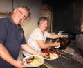 Bild: kro
Wirtin Brunhilde Beer und SCS-Vorsitzender Gerhard Bauer mit einem Spanferkelbraten vor dem Holzbackofen.