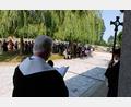 Bild: le
Pfarrer Wilfried Römischer bei der Segnungsfeier auf dem Friedhof