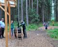 Bild: wlr
Auch Regen macht den Kleinen nichts aus. Dafür gibt es schließlich die richtige Kleidung. Stephan Müller erklärt Bürgermeister Schregelmann, wie die Kinder ohne Gefahr das Wasser aus dem gesicherten Regenfass pumpen können. Am 14. Juli wird die Einrichtung gesegnet.