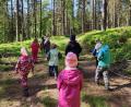 Bild: Kinderhaus Bärnau/exb
Die Mädchen und Jungen des Kinderhauses „Unsere kleine Welt“ Bärnau hatten viel Freude bei den Walderlebniswochen rund um Naab.