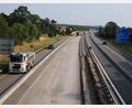 Bild: Thomas Dobler
Auf Höhe von Schwandorf befindet sich noch bis Oktober dieses Jahres eine Autobahnbaustelle in Fahrtrichtung Weiden (Länge: sechs Kilometer). Dabei wird ein Asphaltbelag ausgebracht, der den Verkehrslärm zu reduzieren hilft.
