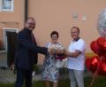 Bild: bk
Bürgermeister Uwe König gratuliert Lydia Welsch zum 25-jährigen Praxisjubiläum. Mit dabei war Welsch Ehemann Rudolf.