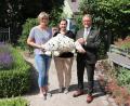 Bild: Stadt Tirschenreuth/exb
Von links im Bild: Kerstin Rumswinkel, Birgit Plößner und Franz Stahl mit dem gestalteten Karpfen „Franz-Xaver“.