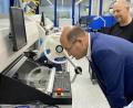 Bild: Lisa Weidner/exb
Beim Rundgang durch die Produktionsräume der GMK electronic design GmbH gewinnt Finanzminister Albert Füracker interessante Einblicke.
