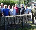 Bild: hm
Anlässlich des 50-jährigen Eintritts in die Bundeswehr trifft sich eine Gruppe der ehemaligen Soldaten. Oberstleutnant Jürgen Seim (rechts) nimmt die Besucher am Tor der Oberpfalzkaserne in Empfang.