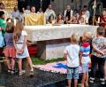 Bild: R. Kreuzer
Pfarrer Markus Schmid feiert sein 25. Priesterjubiläum mit den Kindern am Altar und weiteren fünf Zelebranten