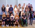 Bild: Matthias Balk/Bayerisches Staatsministerium für Unterricht und Kultus/exb
Ein Teil der am Projekt beteiligten Schülerinnen und Schüler aus Mitterteich mit Lehrerin Anne Geiger (vorne, Zweite von rechts) bei der Preisverleihung durch Landtagspräsidentin Ilse Aigner (hinten, Mitte) im Bayerischen Landtag.