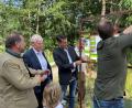 Bild: Hofbauer/AELF/exb
Wildlebensraumberater Balduin Schönberger (von links), Georg Mayer, Leiter des AELF, Eric Beißwenger und Landwirt Marco Mulzer brachten das Hinweisschild am Mühlbach an und eröffneten damit das Projekt.
