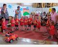 Bild: le
"Tatütata die Feuerwehr ist da" spielen die Kleinsten beim Kinderfest und erhalten großen Applaus.