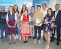 Bild: Werner Sauer/exb
Ghazar Bedros, Katharina von Borstel, Selina Plößl, Alexandra Heppner, Ramona Zilk, Marco Karl, Lukas Rittmann, Stefan Fritsch und Ann-Katrin Klarner (von links) sind die Besten in ihren Berufen. Ihnen gratuliert Oberstudiendirektor Martin Abt (rechts).