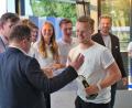 Bild: jut
Der Sieger des Start-up-Wettbewerbs, Florian Dostert (mit Brille, im weißen T-Shirt), nimmt Glückwünsche an. Im Hintergrund freuen sich TV-Investor Tillman Schulz sowie Thomas und Pauline Engel.