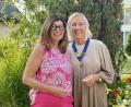 Bild: gkr
Iris Müller (links) hat die Präsidentinnenkette von Inner Wheel Weiden an ihre Nachfolgerin Ulrike Küblbeck übergeben.