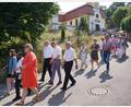 Bild: wec
Tropische Temperaturen beim Pfarrfest in Ebermannsdorf. Nach dem Festgottesdienst mit Domkapitular Johann Ammer in der fertig restaurierten Johanneskirche zieht die Gemeinde mit der Jugendblaskapelle Fensterbach zur Bruder-Konrad-Kirche zum Pfarrfest, das dort im schattigen Innenhof stattfindet. 
Die Zelebranten sind: DK Johann Ammer (der größte), Pfarrer Sagai, Pfarrer i.R. Josef Dotzler (mit Bart) und Pfarrer i.R. Josef Beer. Die Dame in rot ist die Gemeindereferentin Kathrin Blödt.