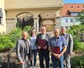 Bild: Fabian Polster/Landratsamt Tirschenreuth/exb
Die geehrten Mitarbeiter mit den Gratulanten, (von links) Landrat Roland Grillmeier, Judith Sollfrank als Vertreterin des Personalrats, der künftige „Ruheständler“ Gerhard Birkner, Jubilar Matthias Hofmann sowie Personalchef Walter Brucker.