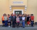 Bild: Markt Bad Neualbenreuth/exb
In der Mitte Siegfried Rustler zusammen mit seiner Ehefrau Monika (links daneben) vorm Rathaus Bad Neualbenreuth im Kreise seiner Kolleginnen und Kollegen aus allen Abteilungen der Gemeinde.