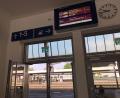 Archivbild: Gabi Schönberger
Am Mittwochmorgen zeigte die Anzeige am Bahnhof in Weiden eine ganze Menge Verspätungen an.