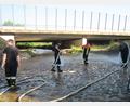 Bild: WWA Weiden/Josef Schwab/exb 
Unterstützung für das Wasserwirtschaftsamt Weiden: Die Feuerwehr Lohma im Einsatz am Pegel "Lohma" am Zottbach, um diesen zu reinigen.