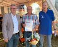 Bild: fnk
Bürgermeister Michael Göth (links) und Siedler-Vorsitzender Klaus Frieser (rechts) überreichten Hans-Jürgen Reitzenstein die Ernennungsurkunde zum Ehrenmitglied.