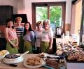 Bild: gi
Das Küchenteam versorgt die Besucher beim OWV Sommerfest im Generationenpark mit leckeren Kuchen und Kücheln.