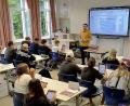 Bild: Mittelschule Kemnath/exb
Said Rezek (stehend) leitete den Workshop für die Achtklässler.