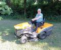 Bild: fpoz
Seinen rund 2000 Quadratmeter großen Garten mäht Josef Daubenmerkl mit seinem Bulldog noch selber.