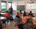 Bild: Kilgert-Bartonek/exb
Die Polizeibeamten Thomas Estrada, Christian Birk von der „Bayerischen Informationsstelle gegen Rassismus“ und Maren Köhn, die Regionalbeauftragte für Demokratie und Toleranz, halten am Gymnasium einen Workshop