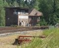 Bild: Lowak
Bevor die Bahnstrecke zwischen Marktredwitz und Regensburg elektrifiziert werden kann, will die Deutsche Bahn AG auch das Stellwerk in am Windischeschenbacher Bahnhof digitalisieren.