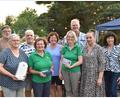 Bild: hcz
Beim Gartenfest des Heimatrings um Vorsitzenden Heiner Vierling (hinten, rechts) gibt es einige Quiz-Gewinner.