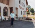 Bild: Susanne Forster
Bäckermeister Herbert Seer vor seiner Bäckerei in Hohenthan. Den Betrieb gibt es seit mehr als 70 Jahren – und fast so lange liefert auch das zum Anwesen gehörende Wasserkraftwerk den Strom für Backstube, Laden und Wohnungen.