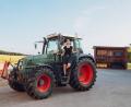 Bild: Susanne Forster
Die 25-jährige Julia Giehrl leitet den landwirtschaftlichen Hof Mittelmühle in Steiningloh bei Hirschau. Ihre zweite Ausbildung zur Landwirtin nährte ihr Selbstvertrauen, mit dem sie heute eigenbestimmt Wandel im Betrieb voranbringen möchte. Auch auf Instagram ist Julia aktiv.