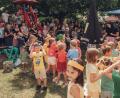Bild: mab
Kinder und Erwachsene hatten gleichsam ihren Spaß bei bester Unterhaltung und kulinarischen Höhepunkten. Mit einer Vielzahl von spielerischen Aufführungen begeisterten die über 60 Kinder ihre Gäste.