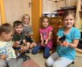 Bild: Kerstin Pflaum/exb
Große Freude bereiteten Küken den Mädchen und Buben im Kindergarten Hedwigsheim.