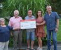 Bild: dob
Über 23.000 Euro Erlös aus der Benefizveranstaltung "Motorsport für die Kinderkrebshilfe" überreicht Markus Wild mit Lebensgefährtin Christiane Sier (Mitte) und Unterstützer Stefan Windschiegl (rechts) an Helene Rolle und Vorsitzenden Herbert Putzer (von links) für schwerst- und krebskranke Kinder in der Region.